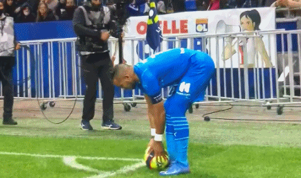 维蒂尼亚是第九位欧冠对英格兰球队戴帽球员，也是葡萄牙首人