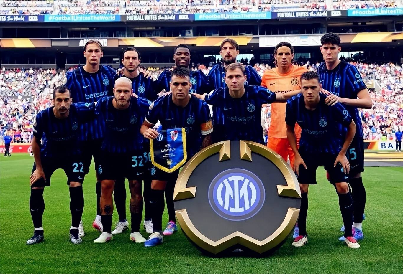 高颜值一家人！排球世界冠军晒全家福，两儿一女粉雕玉琢漂亮可爱（排球世界冠军晒全家福：一家颜值在线，两儿一女精致可爱）