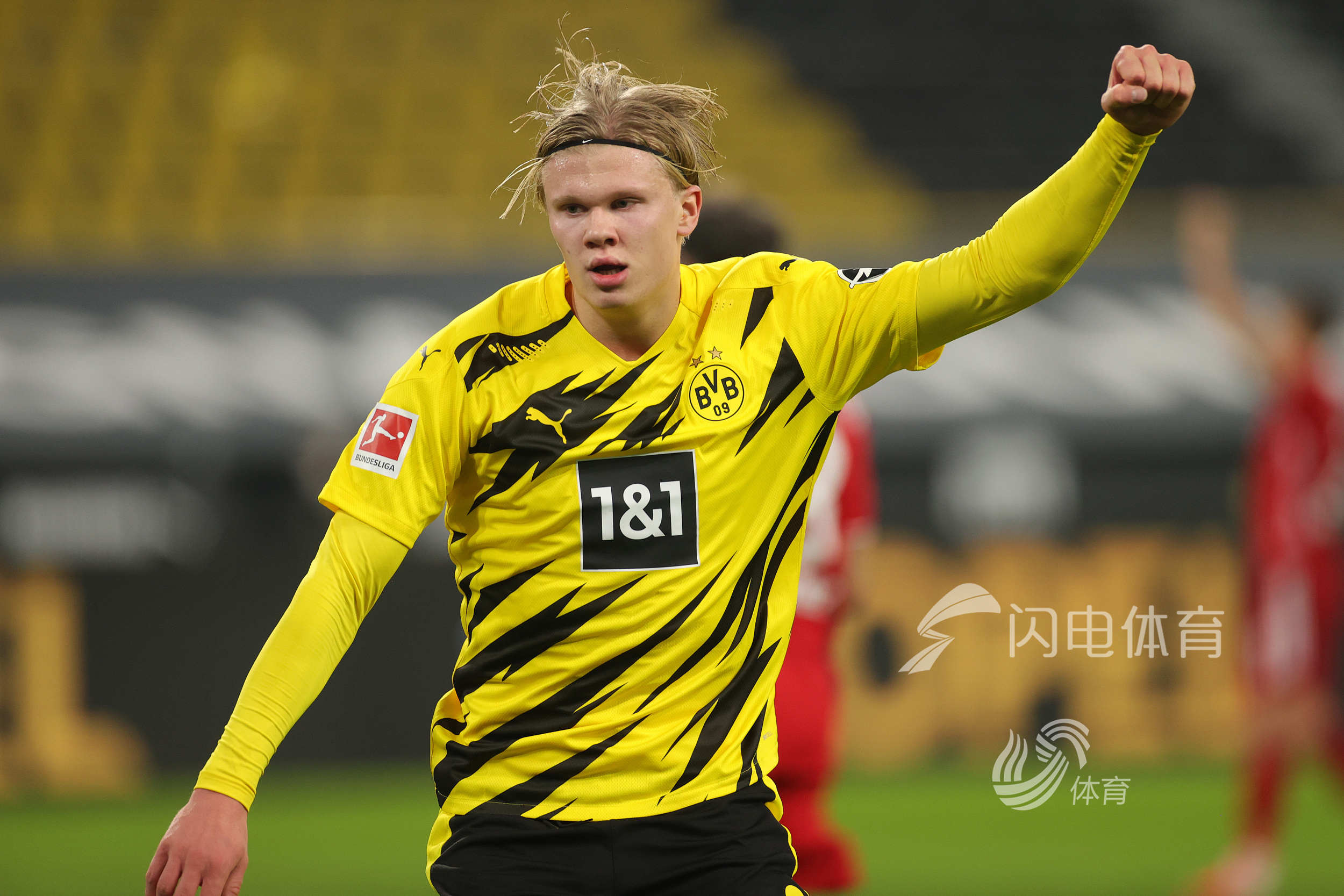 英超半场：西蒙斯蹬踹范戴克染红，十人热刺0-0利物浦（英超半场：西蒙斯蹬踏范戴克被罚下，十人热刺0-0利物浦）